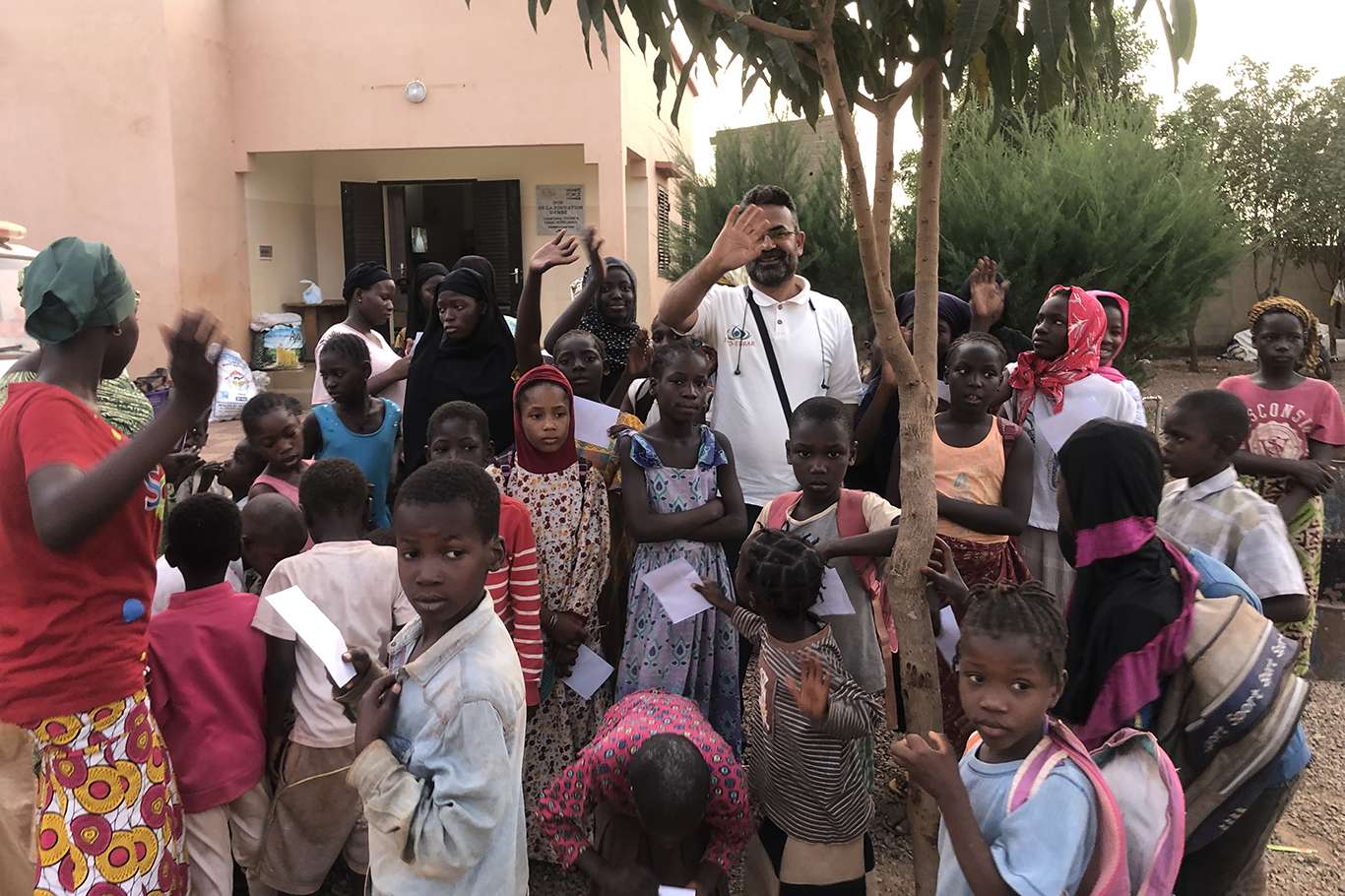 IHO EBRAR Mali'de yüzlerce yetime nakdi yardım yaptı